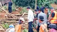 Presiden Jokowi saat mengunjungi lokasi longsor di Dusun Jemblungan, Desa Sampang, Kecamatan Karangkobar, Kabupaten Banjarnegara, Jawa Tengah.