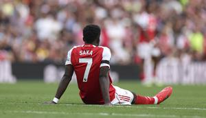 Bukayo Saka mengalami cedera dalam laga Arsenal vs Leeds United di Premier League 2025/2026, Sabtu (23/8/2025). (AP Photo/Ian Walton)