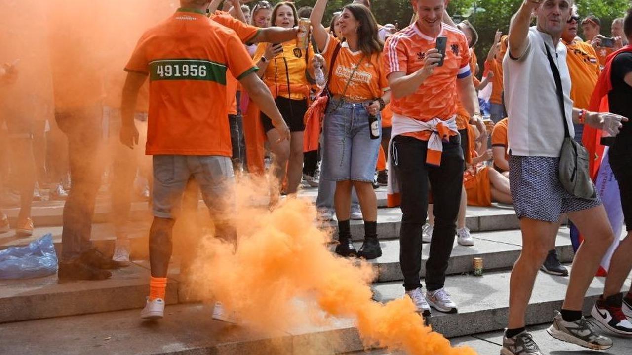 Para suporter pasukan oranye ini berkumpul  di Dortmund menjelang pertandingan laga semifinal Euro 2024 antara Belanda dan Inggris yang akan digelar pukul 02.00 WIB dini hari pada (11/7/2024). Foto: Reuters<br>