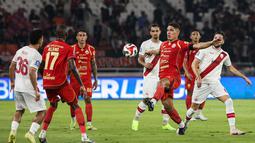 Pemain Persija Jakarta, Van Basty Sousa mengamankan bola dari rebutan pemain Persis Solo pada laga pekan ke-30 BRI Super League musim ini di Stadion Utama Gelora Bung Karno (SUGBK), Jakarta, Senin (27/04/2026) malam WIB. (Bola.com/Abdul Aziz)