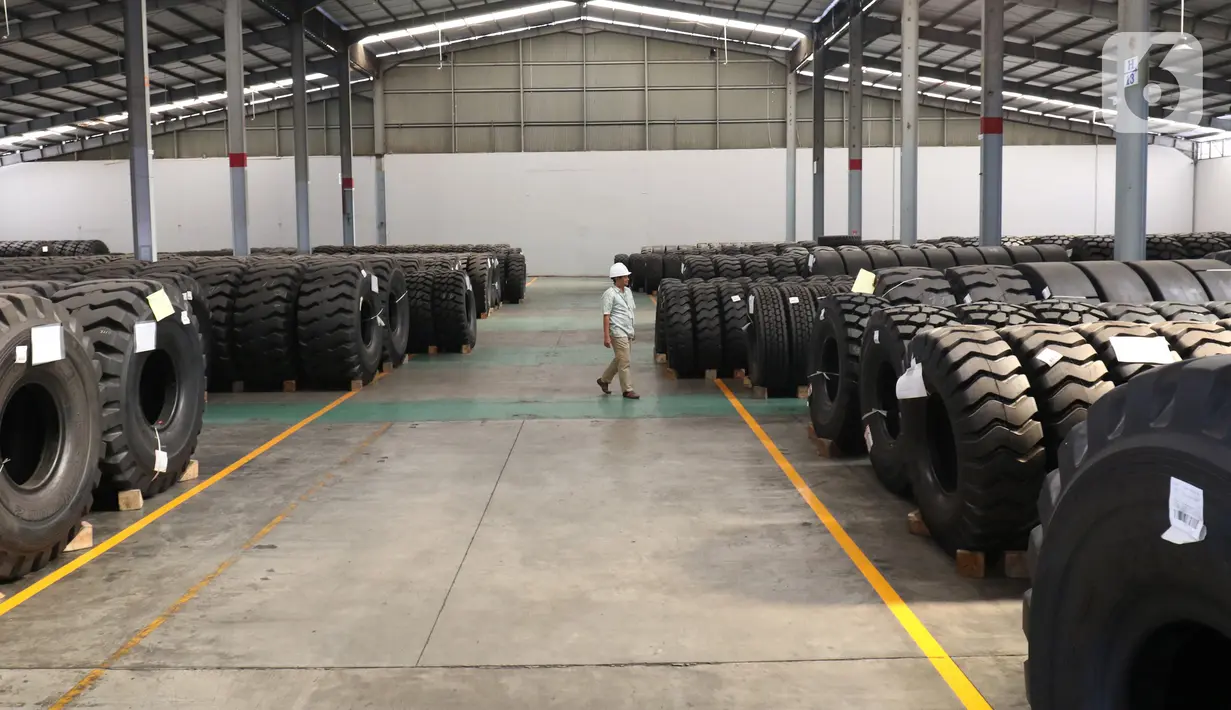 Petugas melakukan pengecekan dokumen pada ban yang akan diekspor di Pusat Logistik Berikat, Sunter, Jakarta, Jumat (4/10/2019). Asosiasi menilai penurunan utilitas ke level 50% dari posisi akhir tahun lalu 84%, disebabkan turunnya permintaan di pasar global dan lokal. (Liputan6.com/Angga Yuniar)
