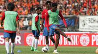 Tiga Pemain Asing PSM Makassar , Alex Silva, Boman Aime, dan  Lamine Diarrasouba saat berlatih di Stadion Utama Gelora Bung Karno, Jakarta. (Bola.com/Nicklas Hanoatubun)