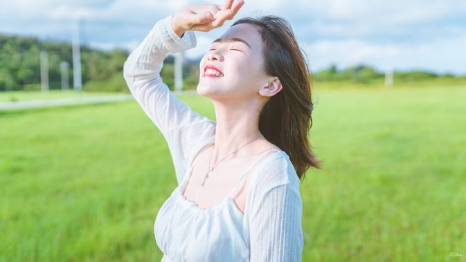 ilustrasi perempuan pagi hari/Photo by JD Chow on Unsplash