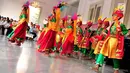 Anak-anak menari tarian daerah saat mengikuti Pentas Seni dan Budaya Indonesia Bangkit 2017 di Balai Kota, Jakarta, Sabtu (23/9). Acara tersebut dalam rangka meneguhkan kembali seluruh warga Indonesia sebagai dasar Pancasila. (Liputan6.com/Helmi Afandi)