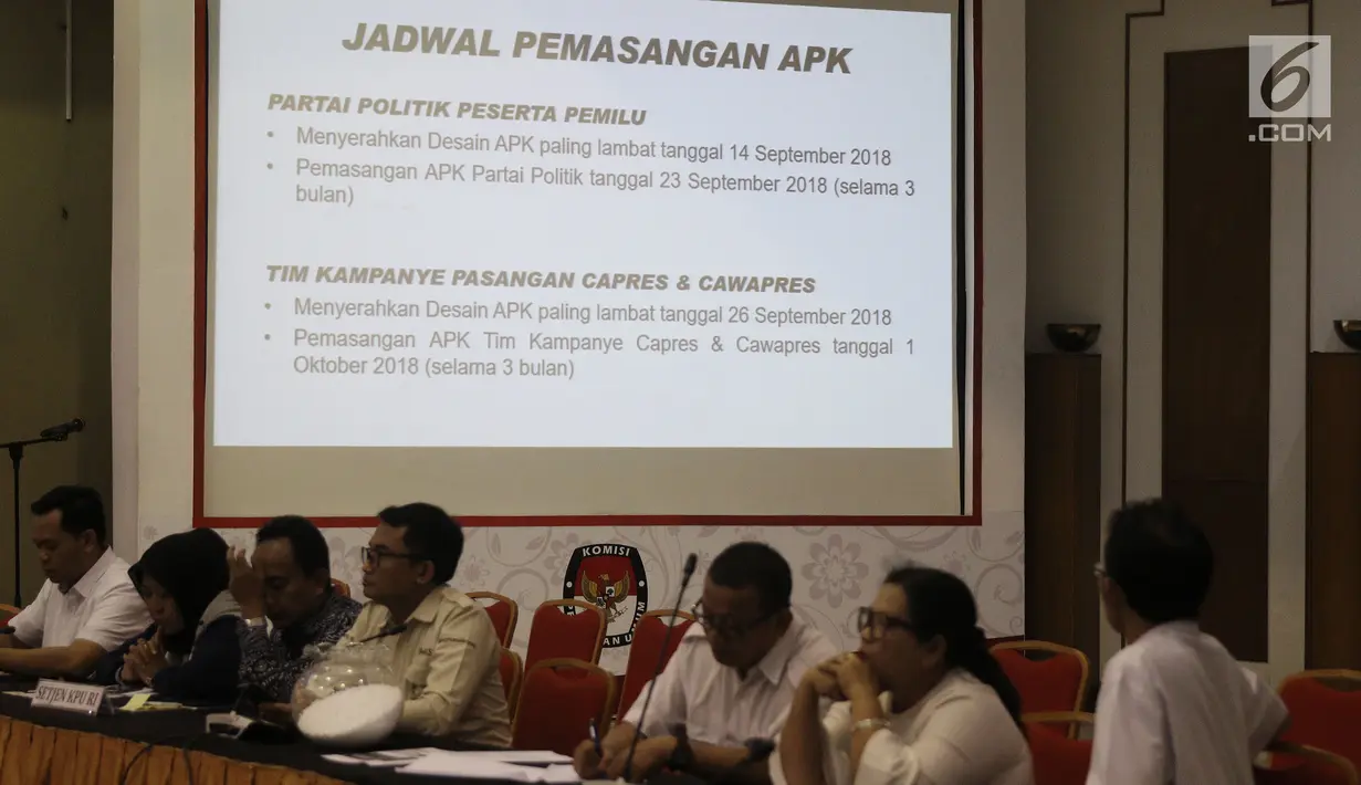Suasana sosialisasi fasilitas alat peraga dan jadwal kampanye 2019 bagi peserta pemilu tingkat pusat di Gedung KPU, Jakarta, Kamis (30/8). Sosialisasi ini dihadiri oleh LO partai politik. (Liputan6.com/Herman Zakharia)