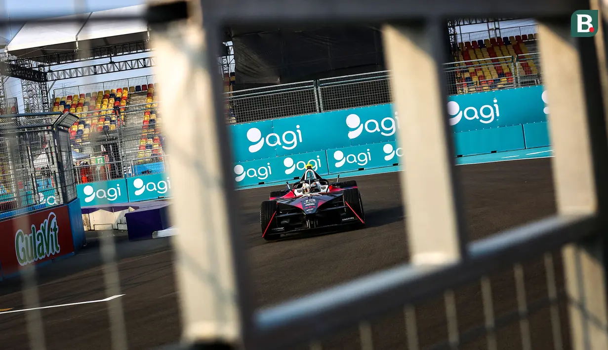 Pebalap Tag Heuer Porsche, Antonio Felix Da Costa memacu mobilnya saat sesi latihan bebas Jakarta E-Prix 2023 yang berlangsung di Jakarta Intenational E-Prix Circuit (JIEC), Ancol, Jakarta, Jumat (02/06/2023). (Bola.com/Bagaskara Lazuardi)