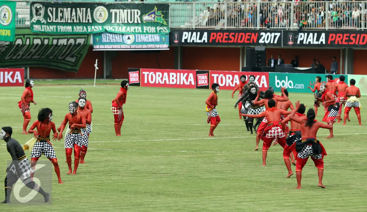 Penari membawakan tarian kontemporer di Stadion Maguwoharjo, Sleman, Sabtu (4/2). 100 penari D.I. Yogyakarta tampil memeriahkan pembukaan Piala Presiden 2017. (Liputan6.com/Helmi Fithriansyah)