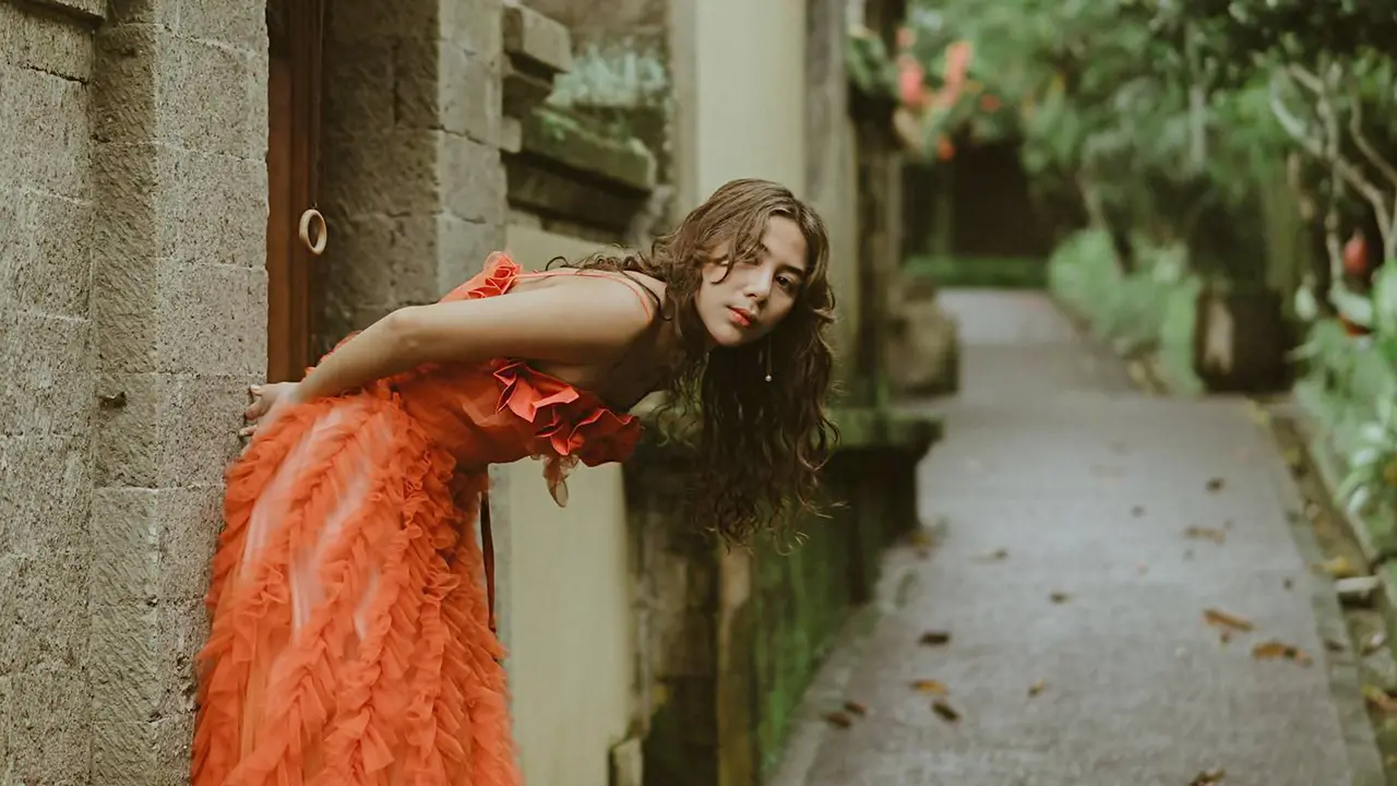 FOTO: Gaya Adinda Thomas Pakai Dress Saat Liburan di Bali Ini Tampil Menawan