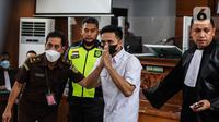 Terdakwa Richard Eliezer Pudihang Lumiu memberi salam sebelum menjalani sidang dengan agenda pembacaan vonis oleh Majelis Hakim dalam kasus pembunuhan Brigadir Yosua Hutabarat di Pengadilan Negeri Jakarta Selatan, Rabu (15/2/2023). Eliezer menembak ke Brigadir J sebanyak 5 kali. Bagian tubuh Brigadir J adalah bagian Dada dan lengan. Lima tembakan yang dilesatkan oleh Bharada E, dua peluru yang mengenai Brigadir J. (Liputan6.com/Johan Tallo)