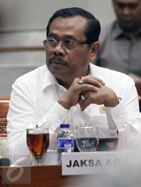 Jaksa Agung H. M. Prasetyo saat rapat dengan Komisi III DPR RI di Kompleks Parlemen, Senayan, Jakarta, Rabu (1/2). Prasetyo mengungkapkan telah mengeksekusi sekitar 1.800 perkara pidana khusus korupsi. (Liputan6.com/Johan Tallo)