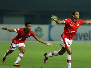 Penyerang Persija, Bruno da Silva Lopes (tengah) merayakan gol ke gawang Arema FC saat laga lanjutan Liga 1 Indonesia di Stadion Patriot Candrabhaga, Bekasi, Jumat (2/6). Persija unggul 2-0 atas Arema FC. (Liputan6.com/Helmi Fithriansyah)
