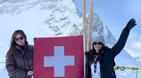 Cut Tari dan Ersa Mayori di Swiss. [Foto: Instagram/ersamayori]