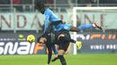Pemain AC Milan, Ruben Loftus-Cheek, berebut bola dengan pemain Napoli, Andre-Frank Zambo, pada laga pekan ke-24 Serie A 2023/2024 di San Siro, Senin (12/2/2024). (AP Photo/Luca Bruno)