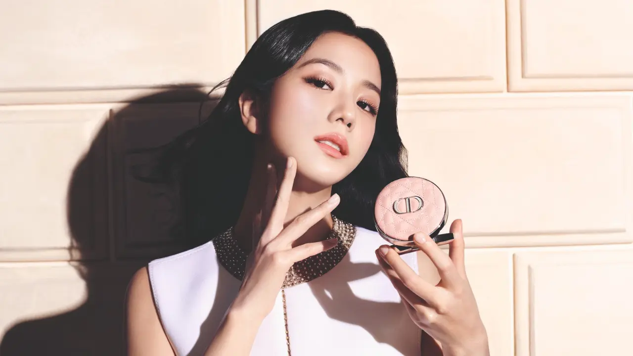 Pesona Kecantikan Flawless Jisoo BLACKPINK dalam Kampanye Dior Forever Terbaru