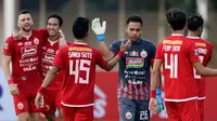 Para pemain Persija Jakarta bergembira usai mengalahkan Kalteng Putra dengan skor telak 3-0 di laga pekan ke-15 Shopee Liga 1 2019 yang digelar di Stadion Madya, Senayan, Jakarta, Selasa (20/8/2019). (Bola.com/Muhammad Iqbal Ichsan)