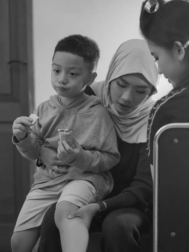 6 Momen Hangat di Balik Pemotretan Keluarga Irish Bella, Kompak dengan Anak