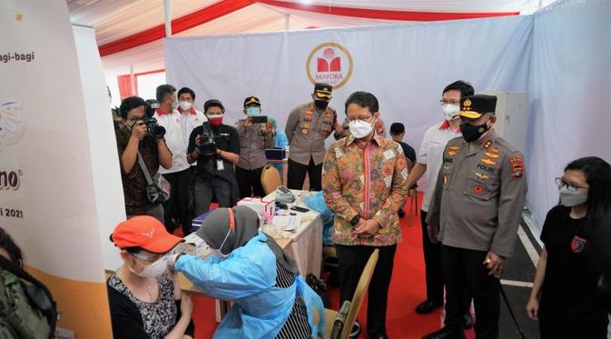 Menteri Kesehatan RI Budi Gunadi Sadikin meninjau pelaksanaan vaksinasi COVID-19 di PT Mayora Indah Tbk di Jakarta Barat pada 23 Juni 2021. (Dok Kementerian Kesehatan RI/Rokom/Nursiwan)
