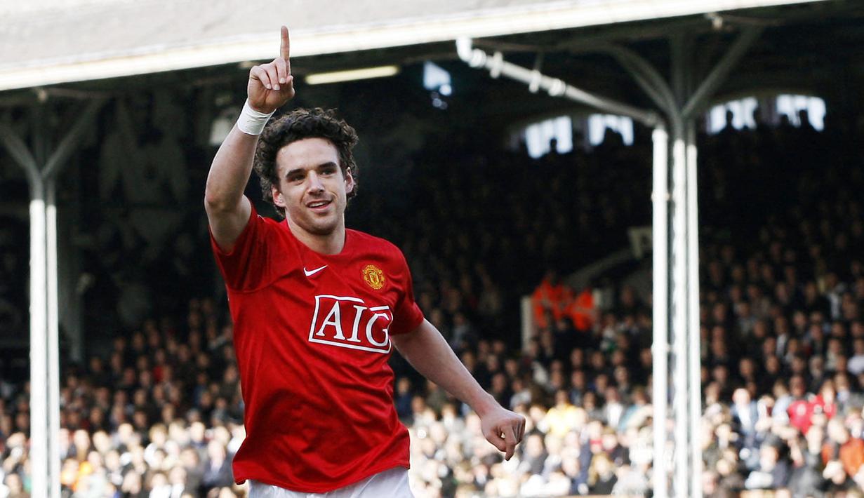 Pemain Mancester United, Owen Hargreaves, melakukan selebrasi setelah mencetak gol ke gawang Fulham pada laga Liga Inggris di London (1/3/2008). Owen Hargreaves direkrut Manchester United pada 2007 dengan harga 28,4 juta euro. (AFP/Adrian Dennis)