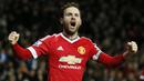 Gelandang Mnachester United, Juan Mata, merayakan gol yang dicetaknya ke gawang Watford. Gol kemenangan Setan Merah itu baru terjadi pada menit ke-83. (Reuters/Jason Cairnduff)