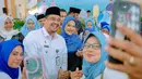 Kahiyang Ayu dengan penampilan barunya terlihat mendampingi sang suami bertugas. Dalam beberapa kesempatan, Kahiyang tampil santun dan tertutup mengenakan hijab pashmina. [Foto: Instagram/bobbynst]