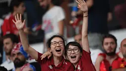 Dua fans wanita bersorak sebelum pertandingan Piala Super Eropa 2019 antara Liverpool melawan Chelsea di Besiktas Park, Istanbul, Turki (14/8/2019). Dalam pertandingan ini Liverpool menang atas Chelsea lewat drama adu penalti 5-4 (2-2). (AFP Photo/Ozan Kose)