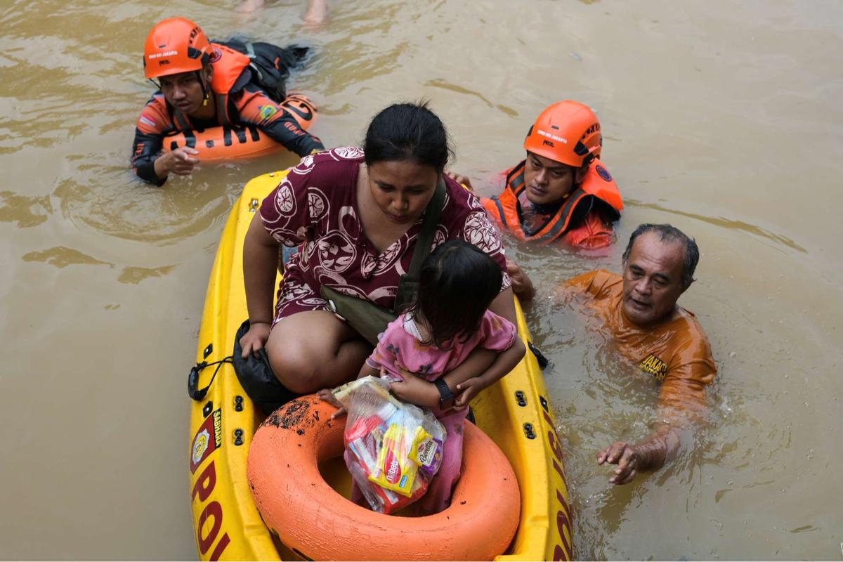 Banjir seatap rumah di Pasar Minggu