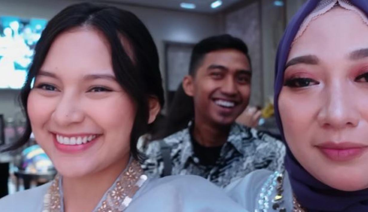Lewat video yang diunggah di YouTube, Indah Permatasari membagikan perjalanan dan momen pernikahan adiknya tersebut. Satu hal yang mencuri perhatian adalah keterangan yang dituliskan di unggahannya tersebut. Ia membuat thumbnail "Alhamdulillah Nikahannya Direstui," tulis Indah mengutip dari YouTubenya. (Liputan6.com/YouTube/@Indah Permatasari)