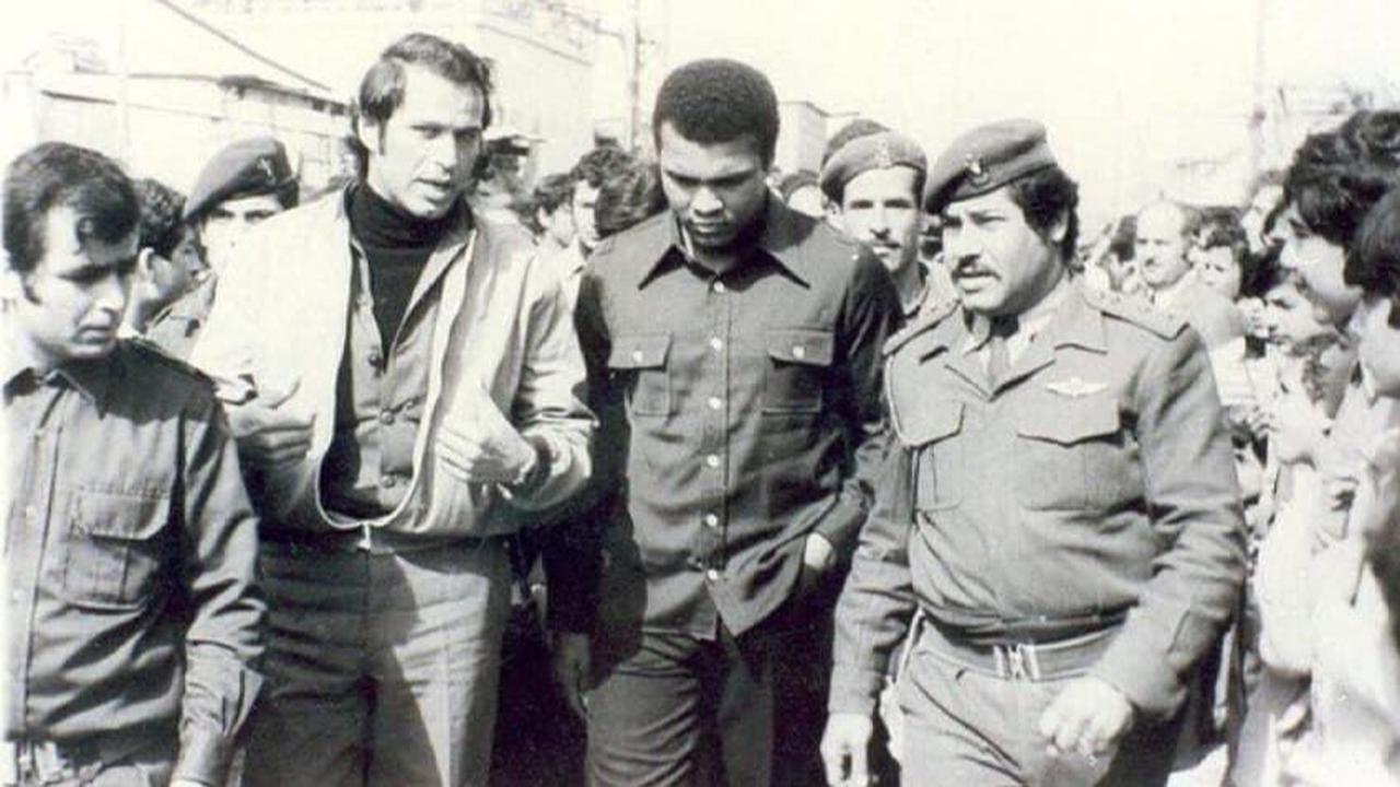Petinju legendaris, Muhammad Ali (ketiga dari kiri) saat berkunjung ke Lebanon.