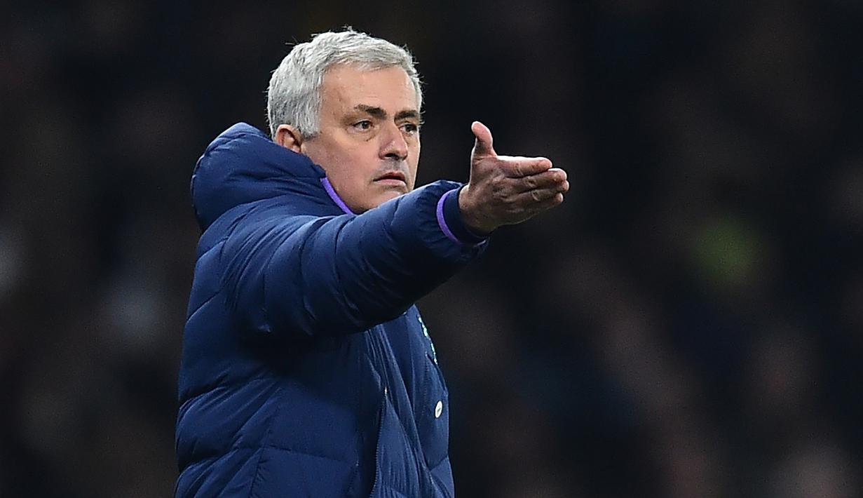 Pelatih, Tottenham, Jose Mourinho, memberikan arahan kepada timnya dalam pertandingan Tottenham melawan Southampton di laga putaran keempat Piala FA Inggris pada 5 Februari 2020. (AFP/Glyn Kirk)