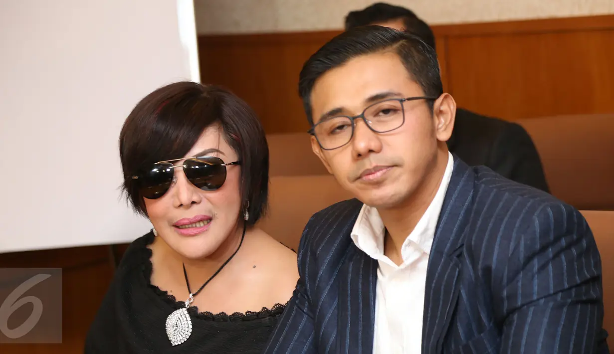 Tati Kurniawati bersama kuasa hukumnya saat jumpa pers, Jakarta, Minggu (15/1). Tati mengaku tidak terima karena dianggap numpang tenar oleh Nassar. (Liputan6.com/Herman Zakharia)