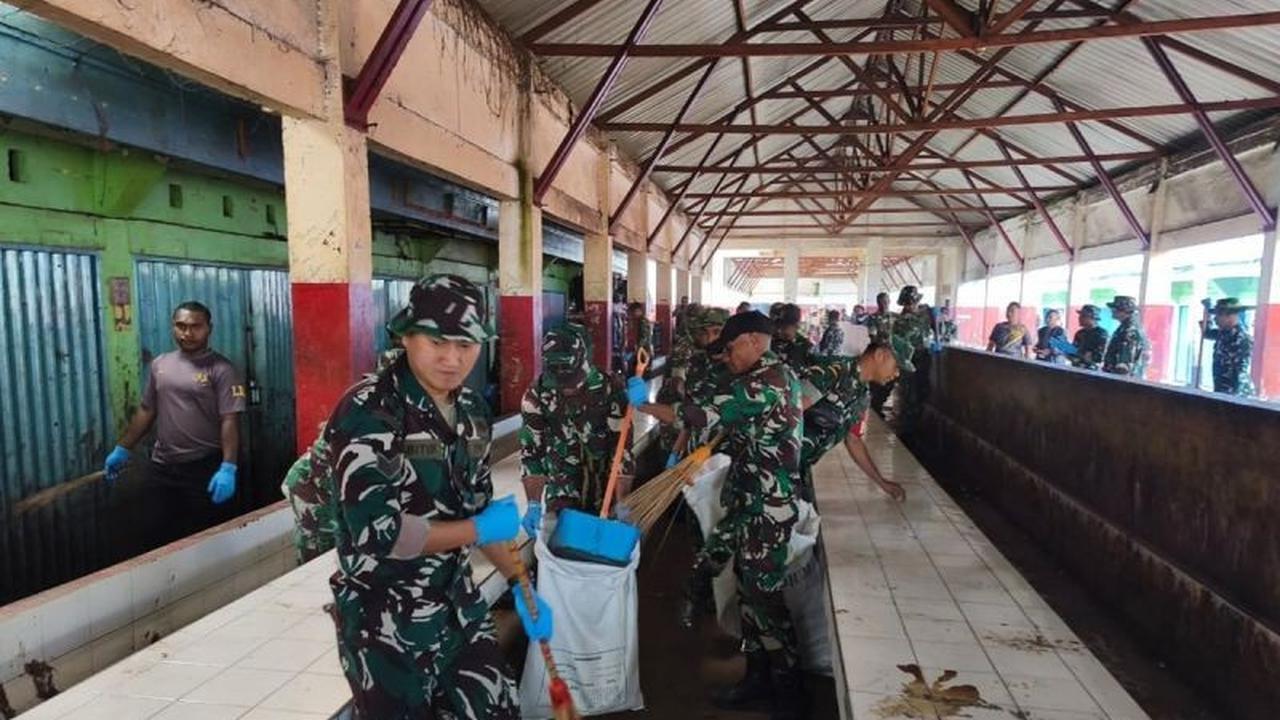 Sinergi Gotong Royong TNI-Polri Jayawijaya Bersihkan Pasar Wouma untuk Lingkungan Bersih