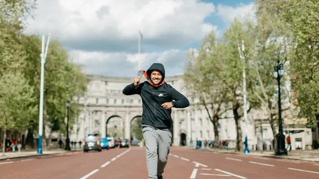 Potret Romantis Putri Marino Temani Chicco Jerikho Maraton di London