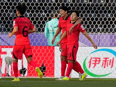 Pemain Korea Selatan Lee Kang In (ketiga dari kiri) merayakan bersama rekan satu timnya setelah mencetak gol ke gawang Bahrain pada pertandingan sepak bola Grup E Piala Asia di Stadion Jassim Bin Hamad, Doha, Qatar, Senin (15/1/2024). (AP Photo/Thanassis Stavrakis)