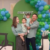Genap berusia 56 Tahun, intip tampilan kompak Ahok dengan istri dan anak kenakan busana hijau sage.