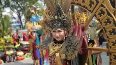 Sebelum event UCI MTB Eliminators World Bike digelar, masyarakat Kalimantan Tengah terlebih dulu disuguhkan Festival Budaya Isen Mulang di Bundaran Palangkaraya, Minggu pagi (19/5/24). Festival Isen Mulang adalah festival budaya sekaligus memperingati Hari jadi Kalimantan Tengah yang ke-67. Tahun ini Festival Isen Mulang dirasa sangat spesial karena bersamaan dengan event kelas dunia UCI MTB 2024. Para riders dari berbagai belahan dunia turut menjadi tamu undangan festival Isen Mulang yang diadakan di Bundaran Besar Palangkaraya tersebut. (Bola.com/Ade Yusuf Satria)