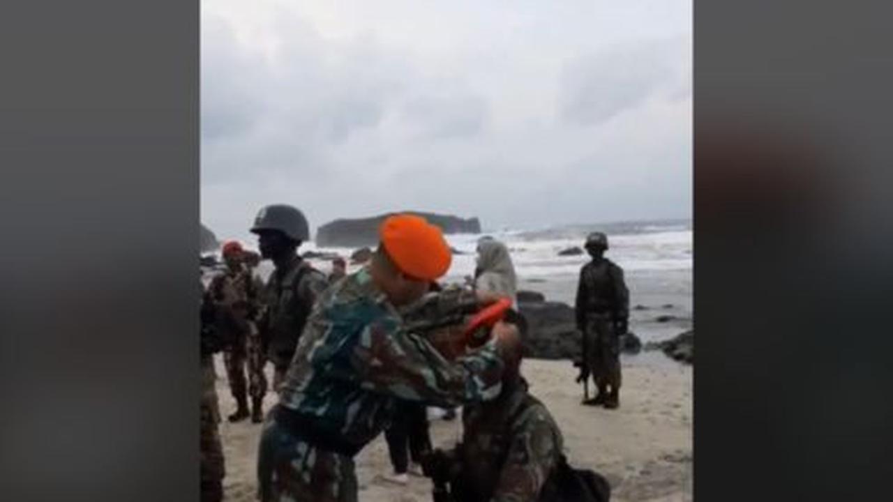 Dengan penuh kehati-hatian, ayah Kopasgat ini memasangkan baret merah anaknya. Ia kemudian terlihat sempat menepuk kedua pipinya. <br>