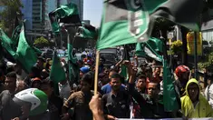 Massa HMI menggelar unjuk rasa di depan gedung Tipikor terkait sidang vonis Anas Urbaningrum, Jakarta, (24/9/14). (Liputan6.com/Miftahul Hayat)