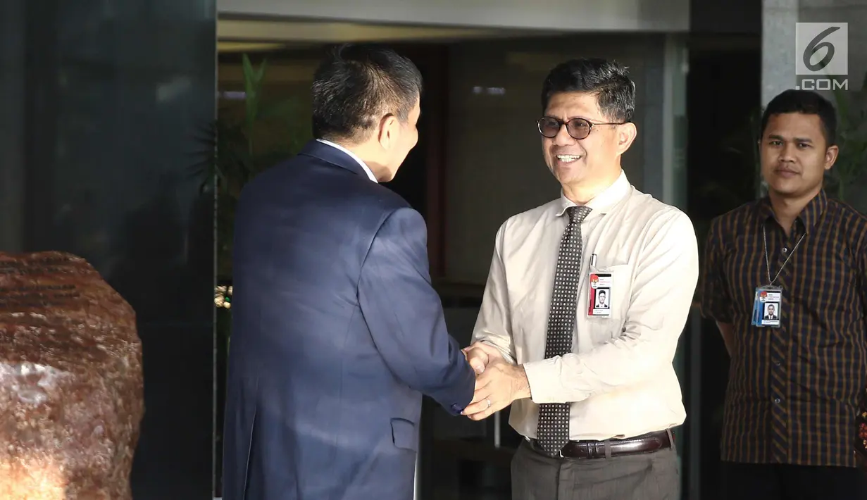 Sekjen Partai Demokrat, Hinca Panjaitan bersalaman dengan Wakil Ketua KPK Laode M. Syarif di gedung KPK, Jakarta, Kamis (15/3). (Liputan6.com/Herman Zakharia)
