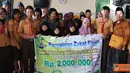 Citizen6, Surabaya: Siswa SMF Sekesal, foto bersama dengan pengurus dan anak-anak yatim piatu usai penyerahan Zakat Fitrah. (Pengirim: Penkobangdikal).
