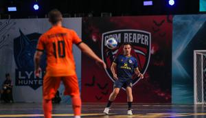 Pemain Fury Skuad, Falcao (kanan) berusaha melepaskan tembakan dibayangi pemain Nova Titans, Ricardinho dalam laga Futsal X Series 2 di GOR UNJ, Rawamangun, Jakarta, Sabtu (17/01/2026). (Bola.com/Bagaskara Lazuardi)