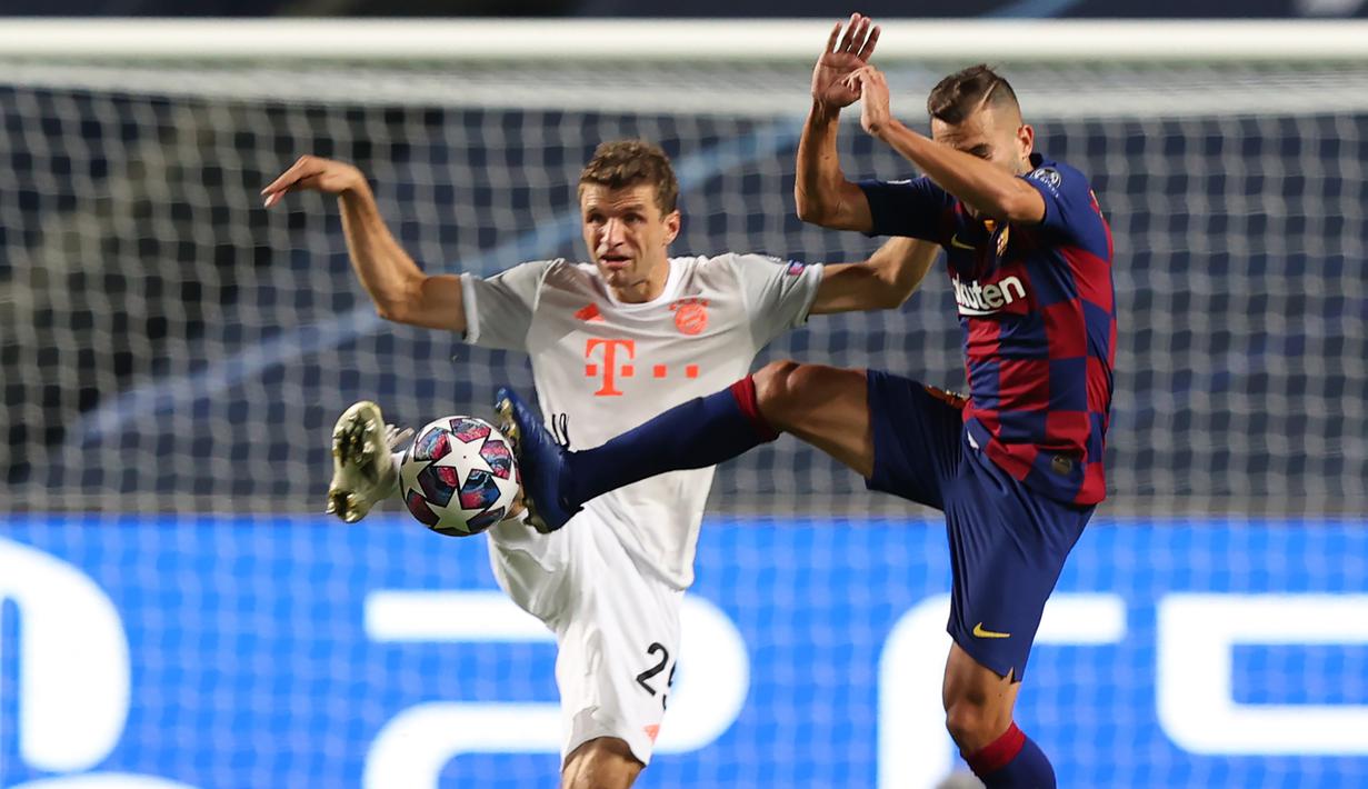 Penyerang Bayern Munchen, Thomas Mueller, berebut bola dengan bek Barcelona, Jordi Alba, pada pada perempat final Liga Champions 2019/2020 di Estadio Da Luz, Sabtu (15/8/2020) dini hari WIB. Bayern Munchen menang telak 8-2 atas Barcelona. (AFP/Rafael Marchante/pool)