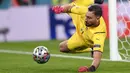 Kiper Italia, Gianluigi Donnarumma menyelamatkan tendangan penalti pada pertandingan semifinal Euro 2020 melawan Spanyol di stadion Wembley di London, Rabu (7/7/2021).  Italia akan bertemu antara pemenang Inggris vs Denmark di babak final. (Laurence Griffiths /Pool Photo via AP)