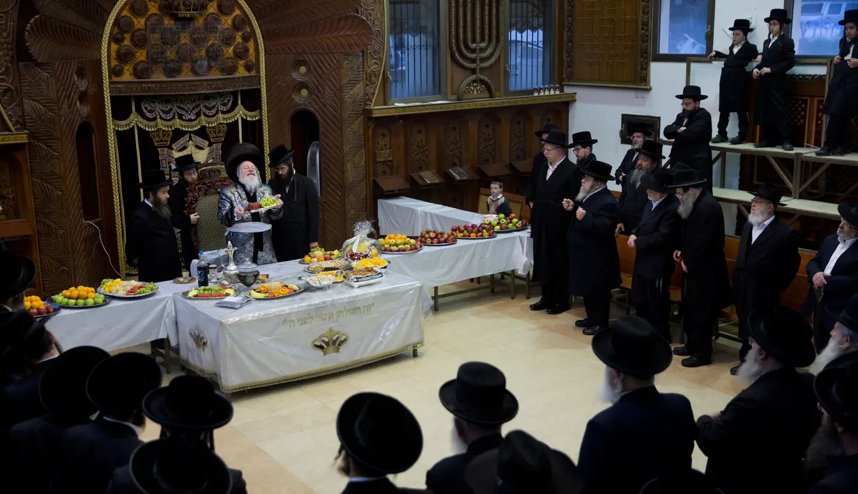 Yahudi ultraortodoks dari dinasti Parmishlan Hasidic merayakan pesta Tu Bishvat di Kota Bnei Brak, Israel, Senin (21/1). Tu Bishvat biasanya dilakukan pada akhir Januari atau awal Februari. (AP Photo/Oded Balilty)