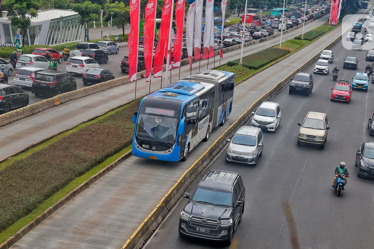 Sebuah Bus TransJakarta melintas di jalur Busway Jalan Sudirman, Jakarta, Selasa (31/1/2023)