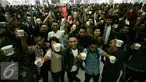 Para pengunjung menikmati kopi pada International Coffee Day di kawasan Babarsari, Yogyakarta, Sabtu (1/10). Panitia membagikan 10.000 kopi kepada pengunjung secara gratis pada peringatan hari kopi sedunia. (Liputan6.com/Boy Harjanto)