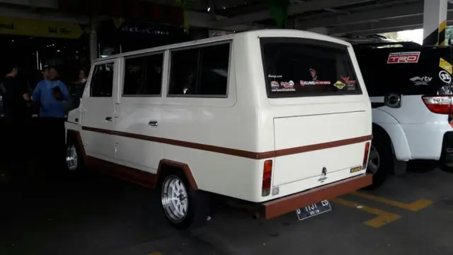 Tampak Belakang Toyota Kijang generasi pertama