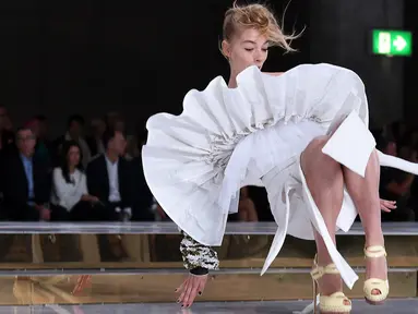 Seorang model terjatuh saat berjalan di atas catwalk Fashion Week Australia di Sydney, Minggu (15/5). Model cantik itu terjatuh kala memperagakan busana karya desainer Toni Maticevski asal Australia. (William WEST/AFP)