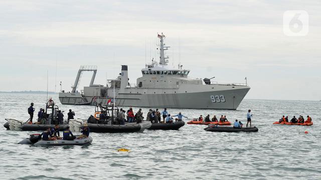 FOTO: Tim SAR Terus Cari Serpihan Pesawat Sriwijaya Air SJ 182