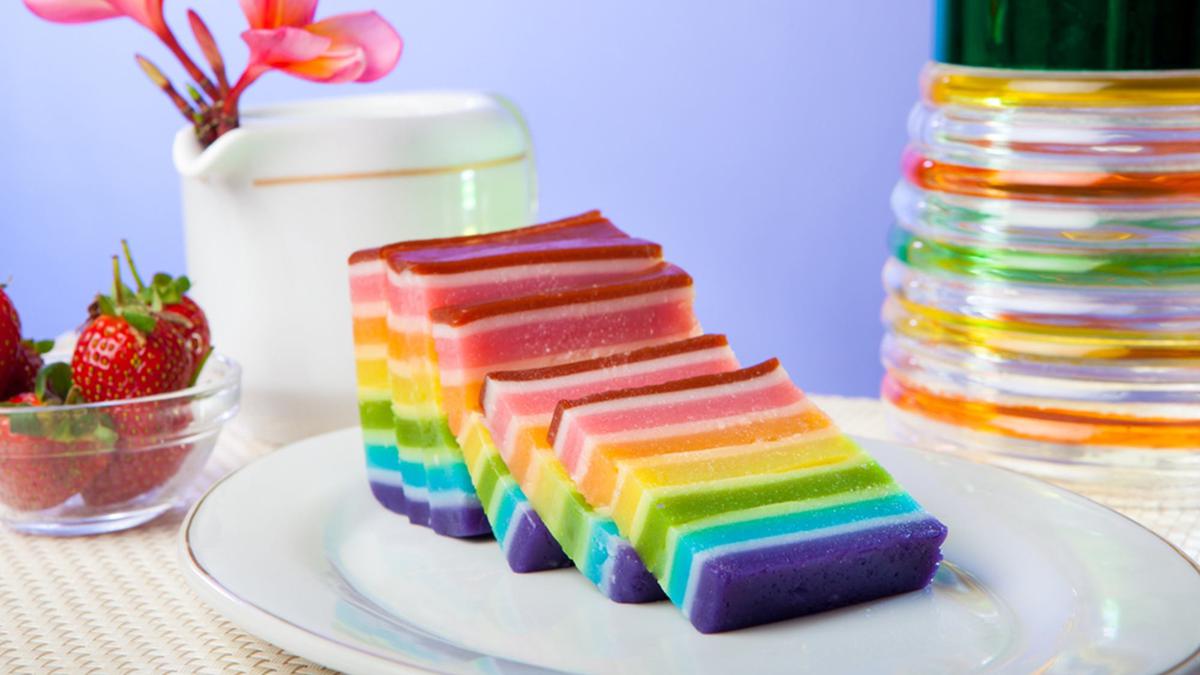 Kue Lapis Tepung Tradisional: Kue lapis tepung yang lezat dengan lapisan-lapisan warna-warni yang menggugah selera. Cocok untuk acara spesial dan perayaan keluarga