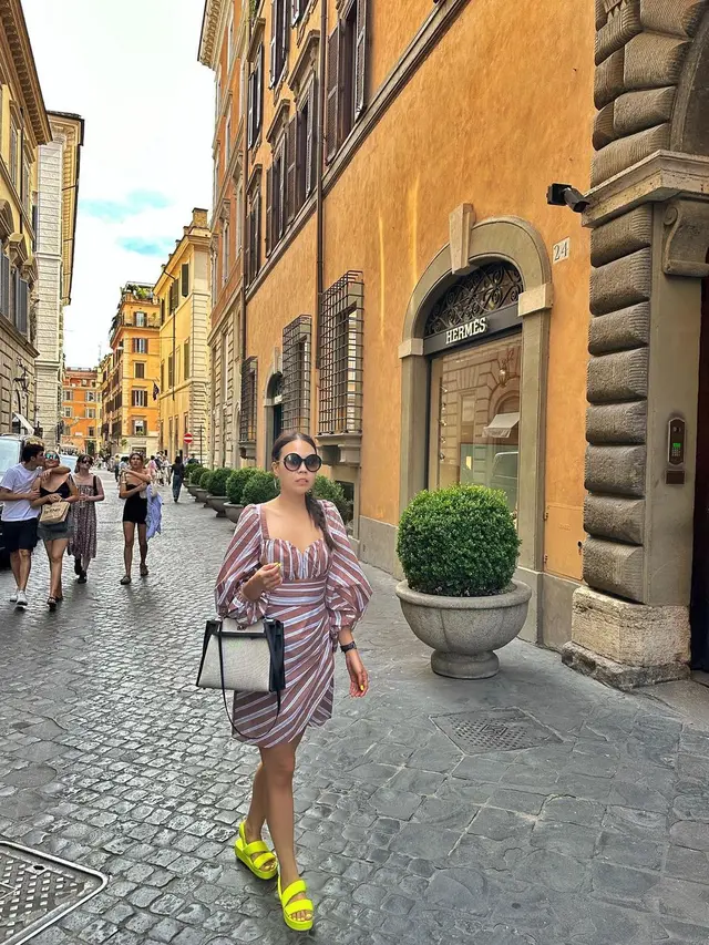 Adu Gaya Jessica Mila dan Kakak Ipar Petty Hasibuan yang Sama-Sama Liburan di Eropa